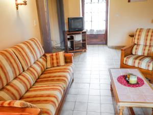 sala de estar con sofá y mesa de centro en Holiday Home Le Champ du Lac by Interhome, en Salviac