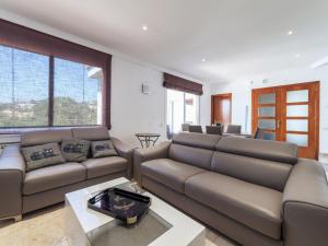 ein Wohnzimmer mit einem Sofa und einem Tisch in der Unterkunft Holiday Home Costabella by Interhome in Caulés