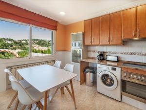 Kuchyňa alebo kuchynka v ubytovaní Holiday Home Costabella by Interhome + 15 fotografií