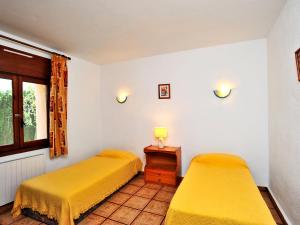Balcon del MarにあるHoliday Home Vina by Interhomeの黄色いシーツが備わる客室内のベッド2台