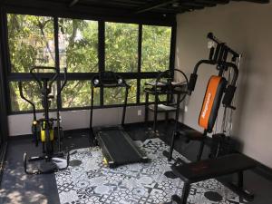 un gimnasio con varios equipos de ejercicio en una habitación en Mini Loft Buenavista 106, en Ciudad de México