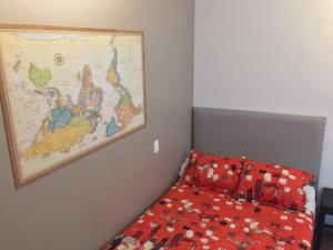 1 dormitorio con 1 cama y un mapa en la pared en Mini Loft Buenavista 106, en Ciudad de México