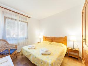 1 dormitorio con 1 cama con 2 toallas en Apartment Melis-II - 4 by Interhome, en Pals