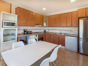 Kuchyňa alebo kuchynka v ubytovaní Holiday Home Costabella by Interhome