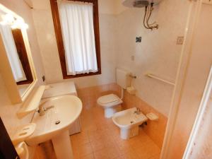 Kúpeľňa v ubytovaní Apartment Hermitage-3 by Interhome