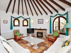 Balcon del MarにあるHoliday Home Vina by Interhomeのリビングルーム(テーブル、暖炉付)