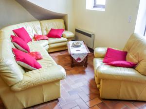 Sala de estar con 2 sofás y mesa en Holiday Home Pech Gaillard by Interhome en Salviac
