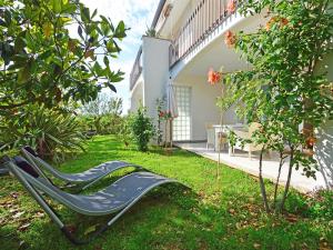Vonkajšia záhrada v ubytovaní Apartment Mira-1 by Interhome