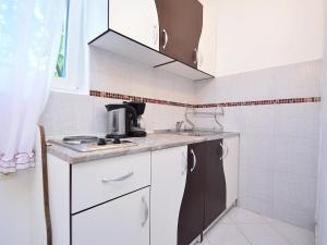 Kuchyňa alebo kuchynka v ubytovaní Apartment Mira-1 by Interhome + 17 fotografií