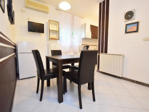 Televízia a/alebo spoločenská miestnosť v ubytovaní Apartment Mira-1 by Interhome