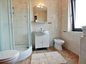 Kúpeľňa v ubytovaní Holiday Home Mirta by Interhome + 25 fotografií