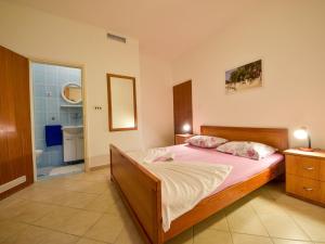 Postel nebo postele na pokoji v ubytování Apartment Zdenko-5 by Interhome