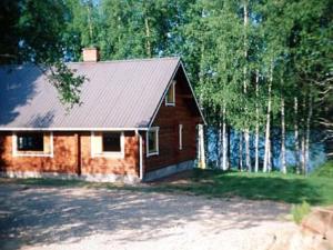 KurkimakiにあるHoliday Home Pellervo by Interhomeの木前小さなレンガ造りの家