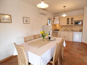 Kuchyň nebo kuchyňský kout v ubytování Holiday Home Mirela by Interhome