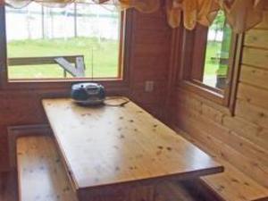 einen Holztisch in einem Zimmer mit Fenster in der Unterkunft Holiday Home Törmä by Interhome in Koivujärvi