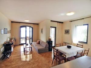 Posezení v ubytování Holiday Home Mirta by Interhome