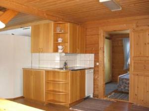 una cucina con mobili in legno e un lavello di Holiday Home Pellervo by Interhome a Kurkimaki Altre 7 foto
