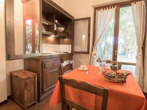 una cocina con una mesa con un bol de fruta. en Apartment Montecorneo-1 by Interhome, en Montebello