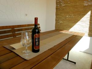 Nápoje v ubytování Apartment Maslina-1 by Interhome