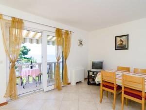 TV a/nebo společenská místnost v ubytování Apartment Plavac Mali-5 by Interhome