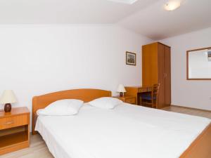 Postel nebo postele na pokoji v ubytování Apartment Plavac Mali-5 by Interhome