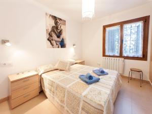 um quarto com uma cama com toalhas azuis em Holiday Home Sansu by Interhome em Calonge