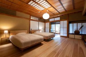 NIPPONIA HOTEL NARA NARAMACHI客房内的一张或多张床位