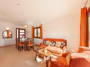 sala de estar con sofá y mesa en Holiday Home Sansu by Interhome en Calonge