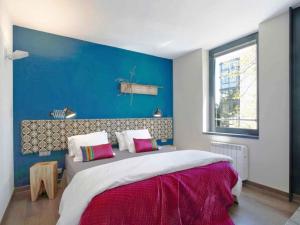 バルセロナにあるApartment Vila Olimpica-Pamplona by Interhomeの青い壁のベッドルーム1室(大型ベッド1台付)