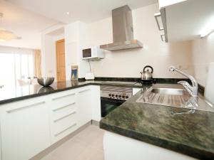 een keuken met een spoelbak en een aanrechtblad bij Apartment Los Lirios III by Interhome in Altea la Vieja +11 foto's