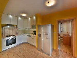 Kuchyň nebo kuchyňský kout v ubytování Villa Yellow House by Interhome