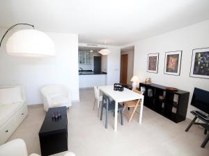 een woonkamer met een tafel en een eetkamer bij Apartment Los Lirios III by Interhome in Altea la Vieja