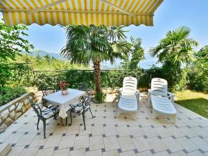 En have udenfor Apartment Laurus-3 by Interhome