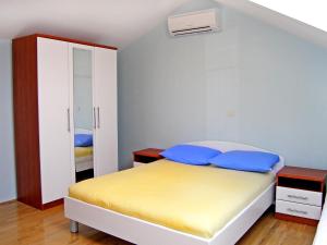 Postel nebo postele na pokoji v ubytování Villa Yellow House by Interhome