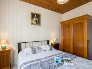 a bedroom with a bed and a picture on the wall at Holiday Home Les Vignes Océanes by Interhome in Capbreton