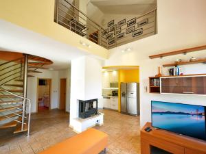 un salon avec une cheminée et une télévision dans l'établissement Villa Yellow House by Interhome, à Diklo