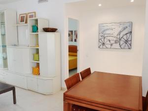 comedor con mesa y dormitorio en Apartment Las Dunas-4 by Interhome, en Denia