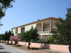 um edifício com árvores ao lado de uma rua em Apartment Tanca della Torre by Interhome em Isola Rossa