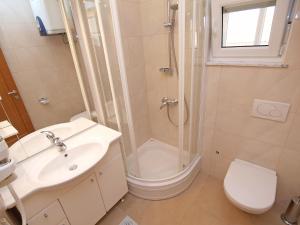 Koupelna v ubytování Apartment Sablić-3 by Interhome