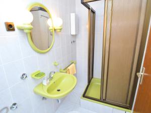 Ein Badezimmer in der Unterkunft Apartment Milenko-3 by Interhome