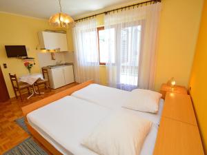 Postel nebo postele na pokoji v ubytování Apartment Milenko-3 by Interhome