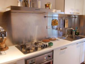 cocina con fogones y fregadero en Apartment Campo de' Fiori Bright by Interhome en Roma