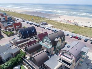 eine Luftaufnahme eines Strandes mit Gebäuden und dem Meer in der Unterkunft Holiday Home De Zeeparel by Interhome in Egmond aan Zee