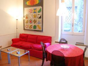 sala de estar con sofá rojo y mesa en Apartment Campo de' Fiori Bright by Interhome en Roma