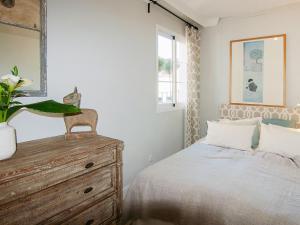 um quarto com uma cama, uma cómoda e uma janela em Holiday Home Marbella old town by Interhome em Marbella