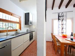 eine Küche mit Holztisch und ein Esszimmer in der Unterkunft Holiday Home Casa Negrita by Interhome in Benissa + 23 Fotos