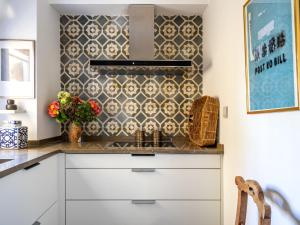 cocina con fregadero y pared de azulejos en Holiday Home Marbella old town by Interhome, en Marbella