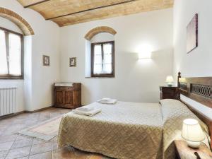 A bed or beds in a room at Apartment Chiantishire retreat-1 by Interhome