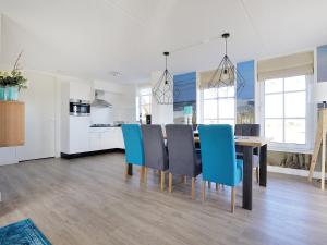 Virtuvė arba virtuvėlė apgyvendinimo įstaigoje Holiday Home de Witte Raaf-1 by Interhome