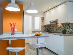 una cocina con una barra con un bol de fruta. en Apartment Estrella del mar by Interhome, en Rincón de la Victoria